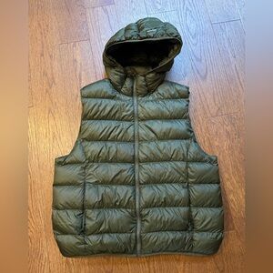 Aritzia TNA Green The little Puffer Vest